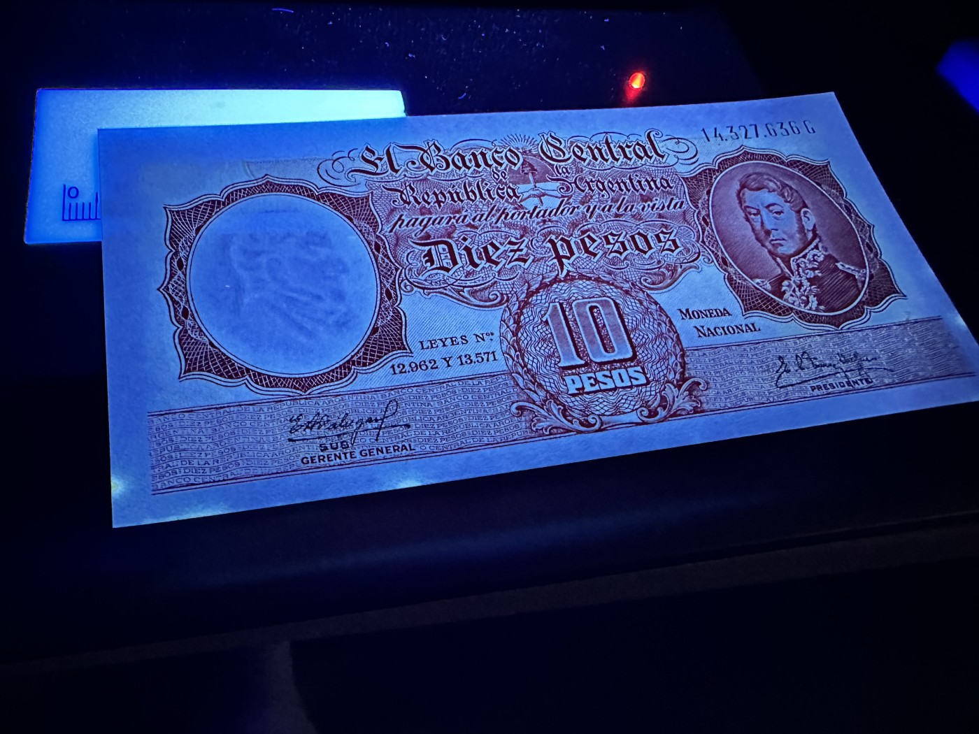 《外钞收藏家》第二百八十六期（连拍第三场） 阿根廷1951年10比索 、1比索 两张一起 10比索有潮点