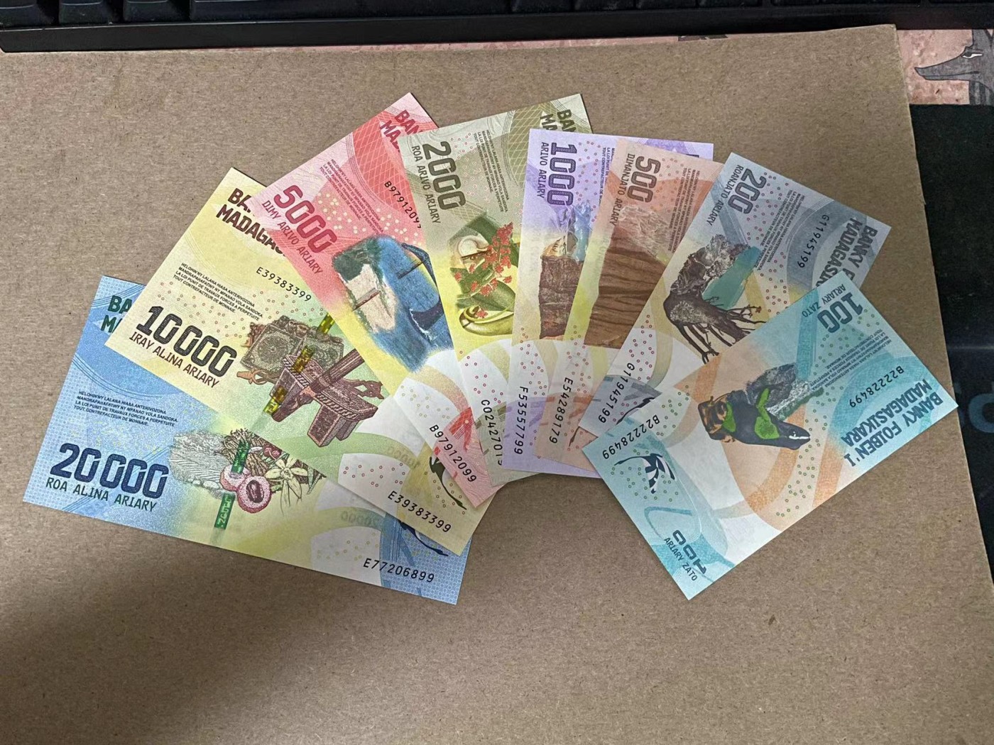 【Blue Auction】✨世界纸币精拍第347期——周日畅拍场【精】 【一组8张均9尾】马达加斯加 新版 100-20000阿里亚里 全新UNC