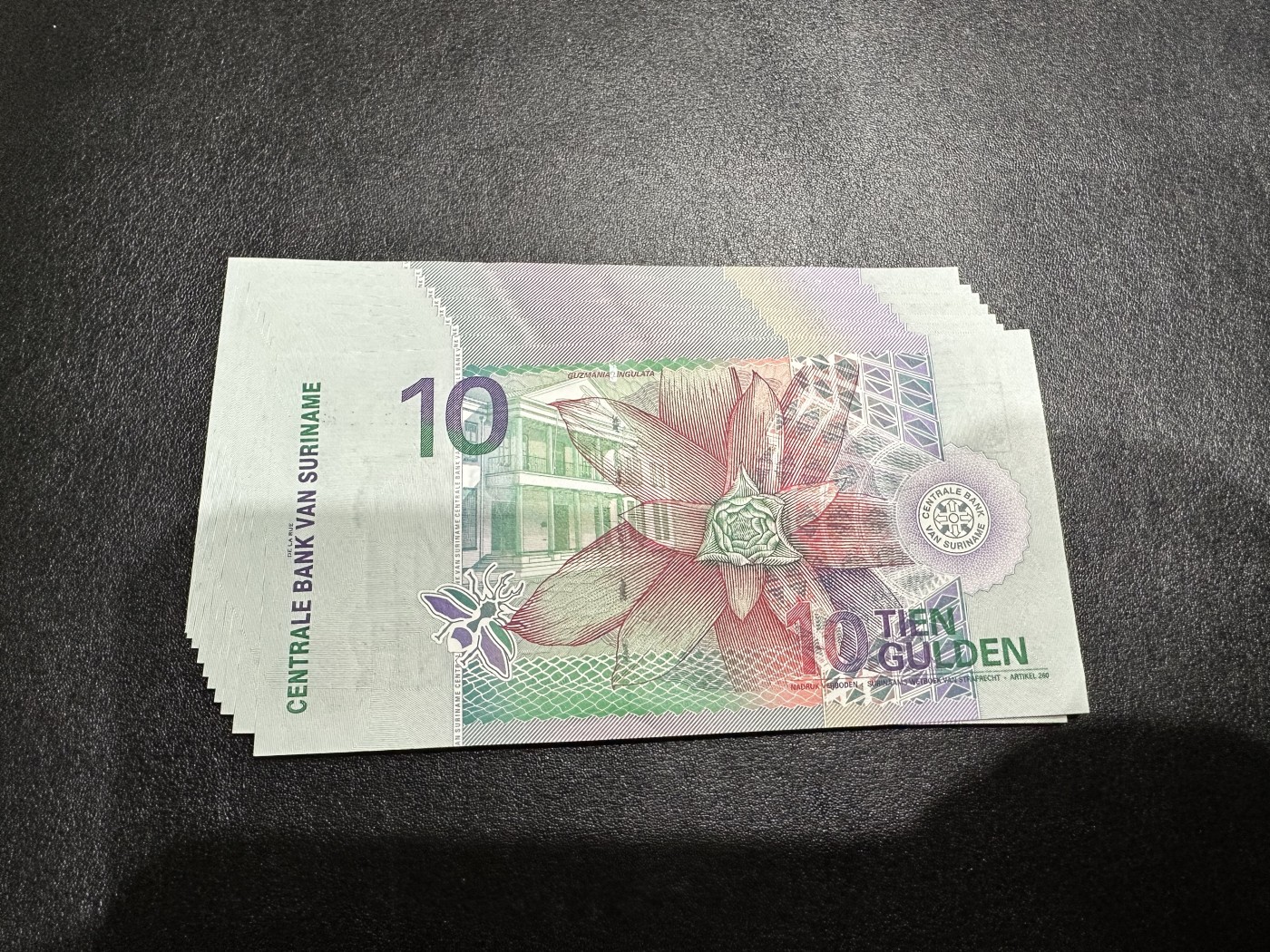 《外钞收藏家》第二百八十六期（连拍第三场） 苏里南已退出流通10盾纸钞10张(绿喉芒果蜂鸟版) 全新 个别轻微瑕疵