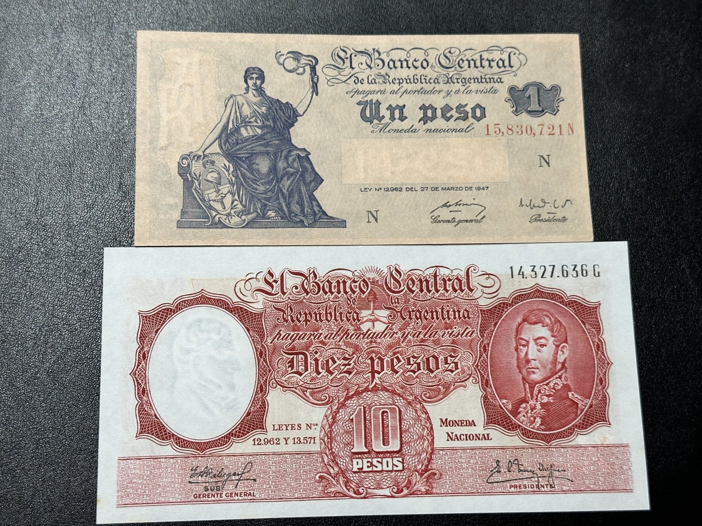 《外钞收藏家》第二百八十六期（连拍第三场） 阿根廷1951年10比索 、1比索 两张一起 10比索有潮点