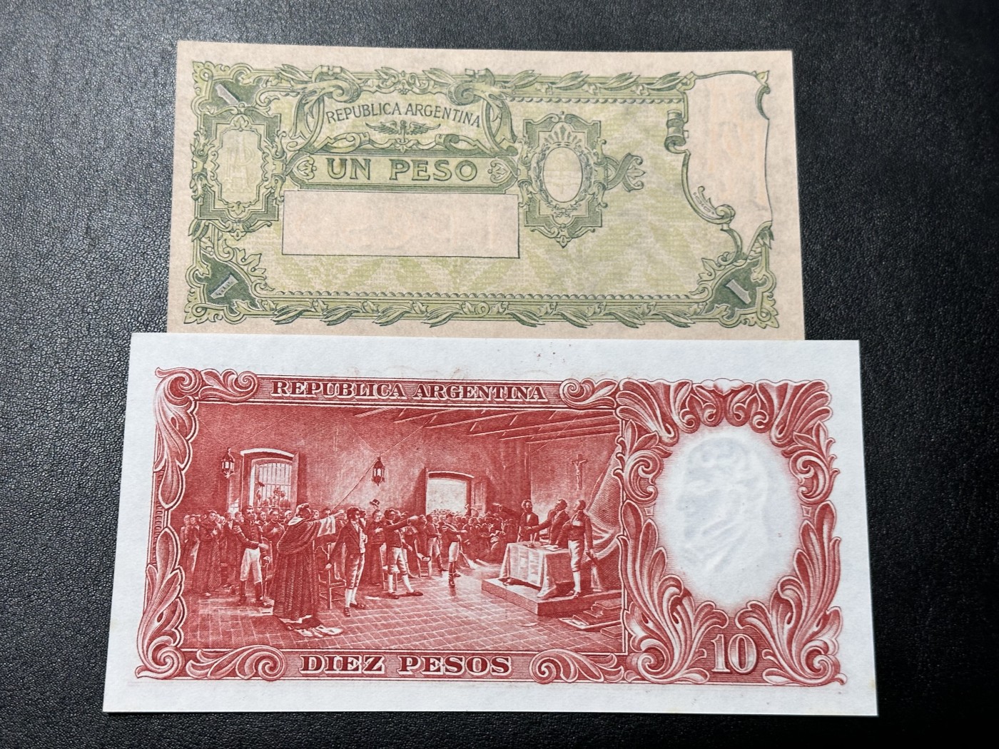 《外钞收藏家》第二百八十六期（连拍第三场） 阿根廷1951年10比索 、1比索 两张一起 10比索有潮点