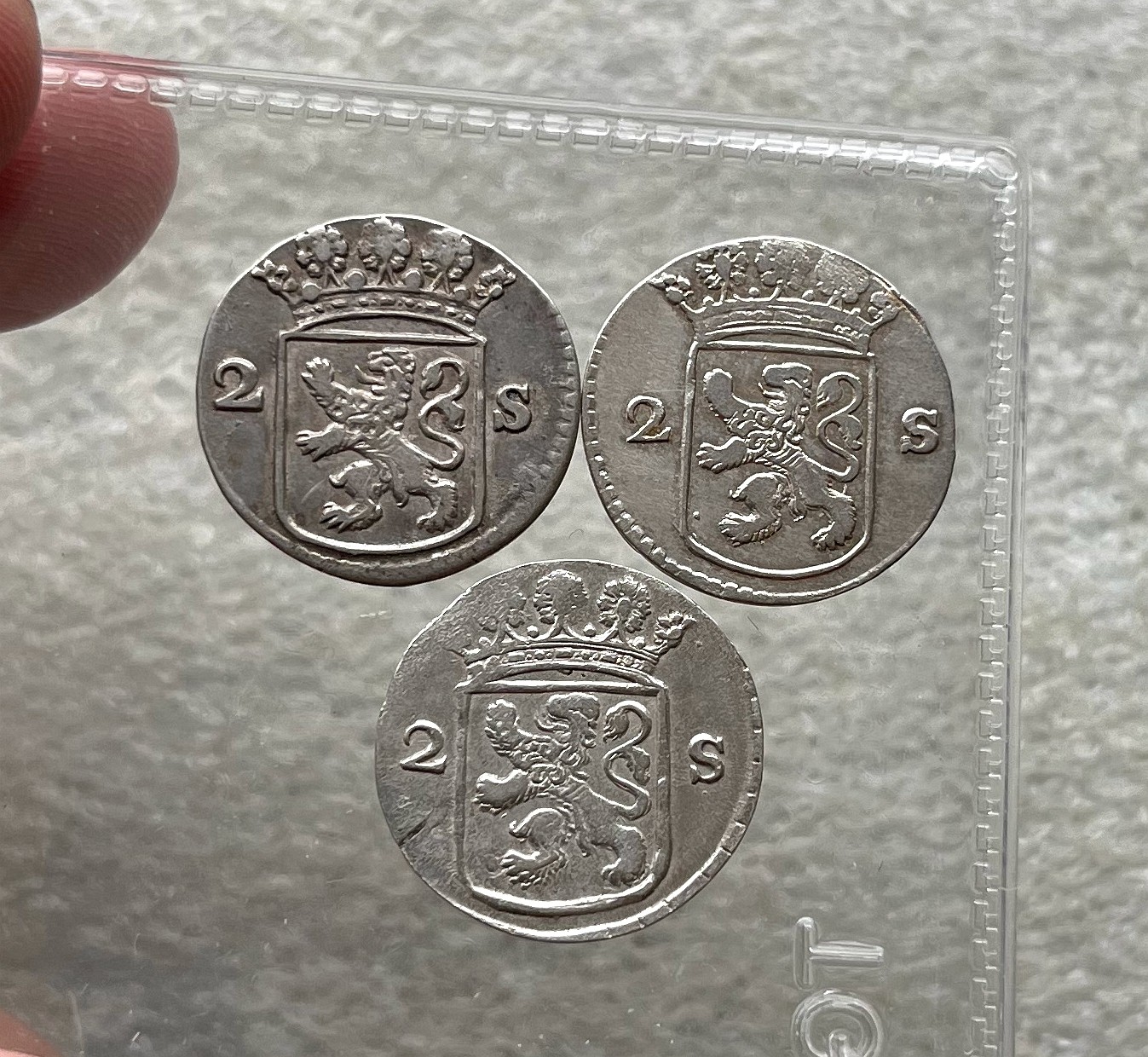 葡属币一批处理、荷兰2S狮子银币、日本/香港/菲律宾评级币，越南胡志明1946年2盾铜币，新疆红钱，朝鲜常平通宝户大当百，日本花钱，北宋铜钱套。彼得堡世界钱币勋章拍卖第62期