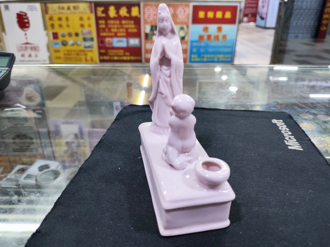 爱淘收藏第33期，纸币 粉红色瓷质猴子拜观音，小水盂/笔插。规格：高12*长10*宽4.2厘米左右。