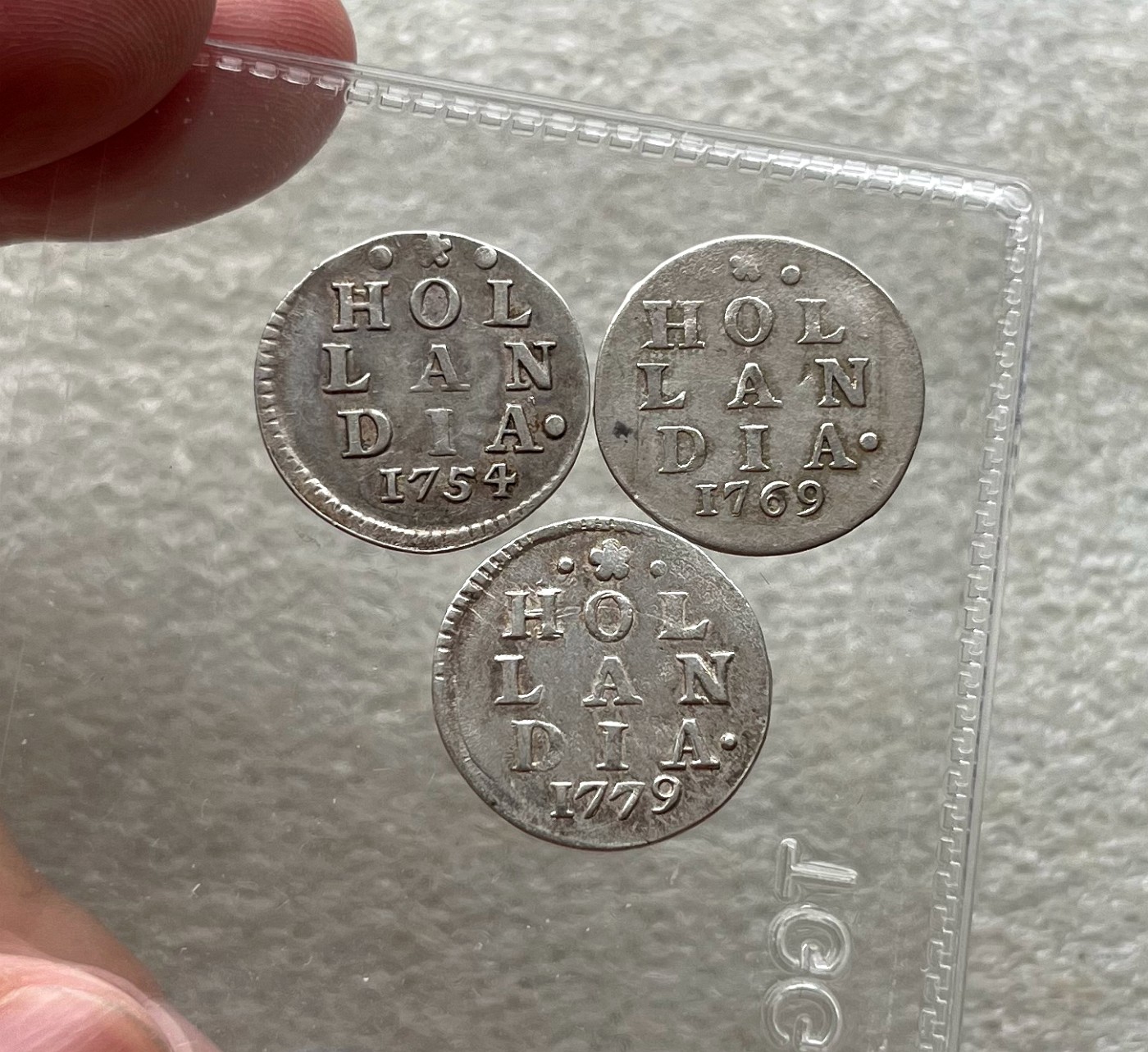 葡属币一批处理、荷兰2S狮子银币、日本/香港/菲律宾评级币，越南胡志明1946年2盾铜币，新疆红钱，朝鲜常平通宝户大当百，日本花钱，北宋铜钱套。彼得堡世界钱币勋章拍卖第62期