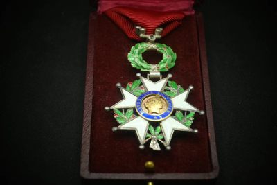 CHONGSHI勋章拍卖所三十六期 - 法国四共镶钻荣军珠宝商定制版本中间人头k金制（银制带盒，珐琅完美）