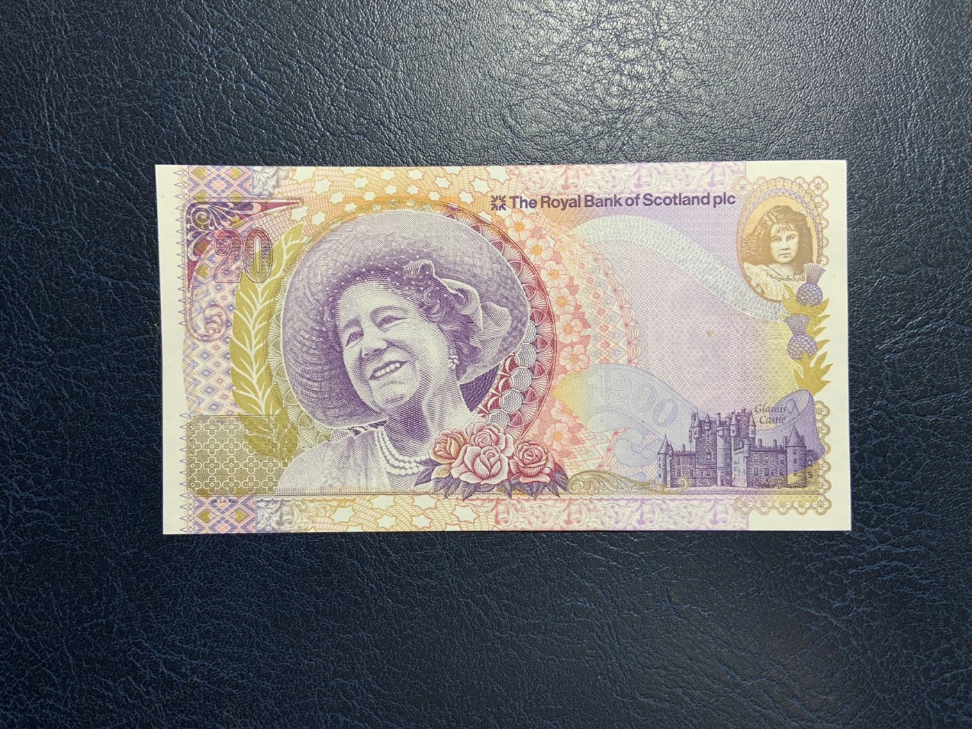 收藏联盟Quantum Auction 第275期拍卖  苏格兰皇家银行2000年20镑伊丽莎白皇太后诞辰纪念钞 品相全新UNC 水印一个纸张杂志质