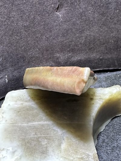 精美戈壁彩玉手工雕刻禅字刀形大吊坠一个！寓意：佛性禅心， 精美戈壁彩玉手工雕刻禅字刀形大吊坠一个！寓意：佛性禅心，