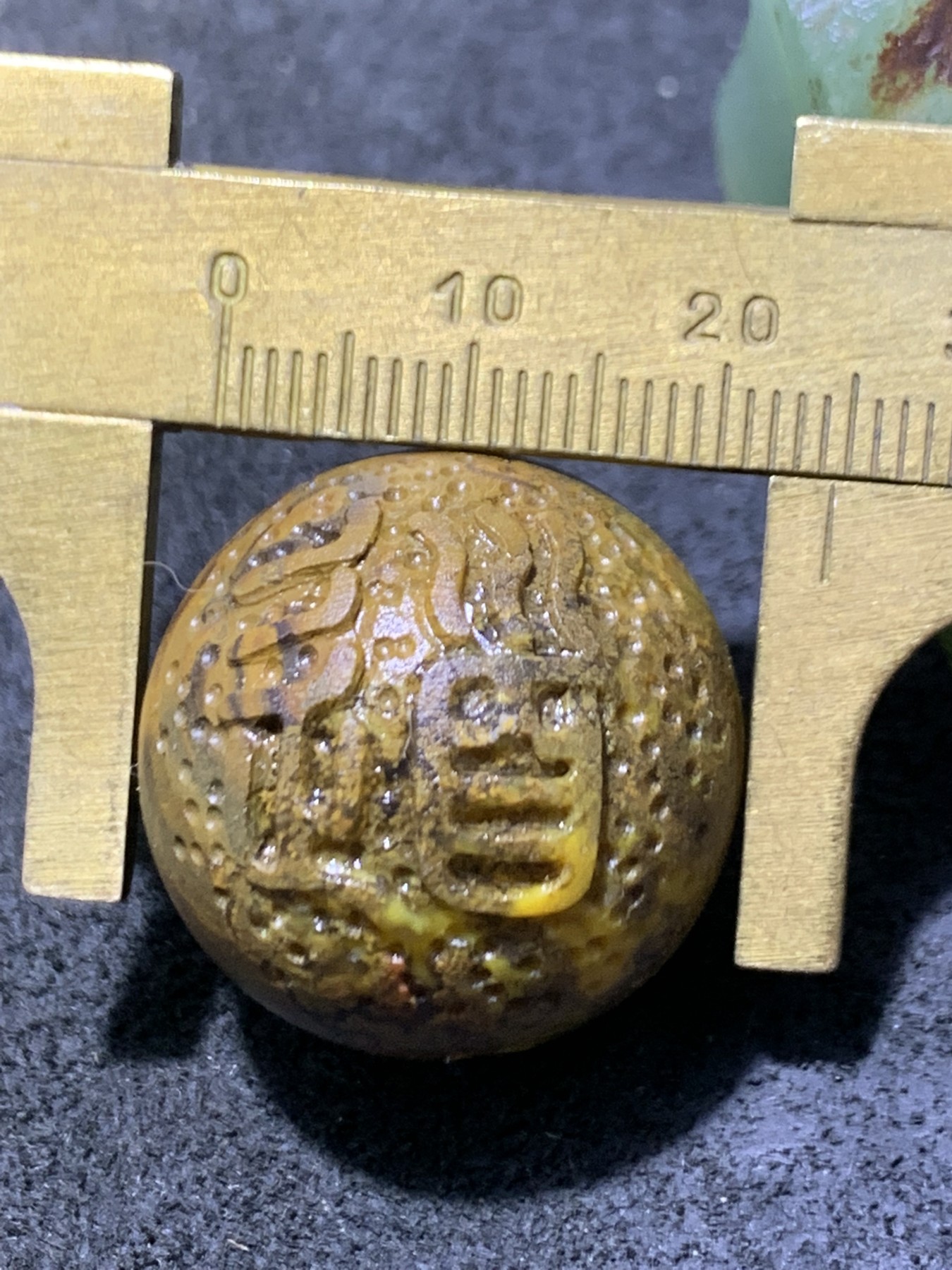 精美亚光战国红玛瑙手工雕刻篆书道字圆珠一颗！