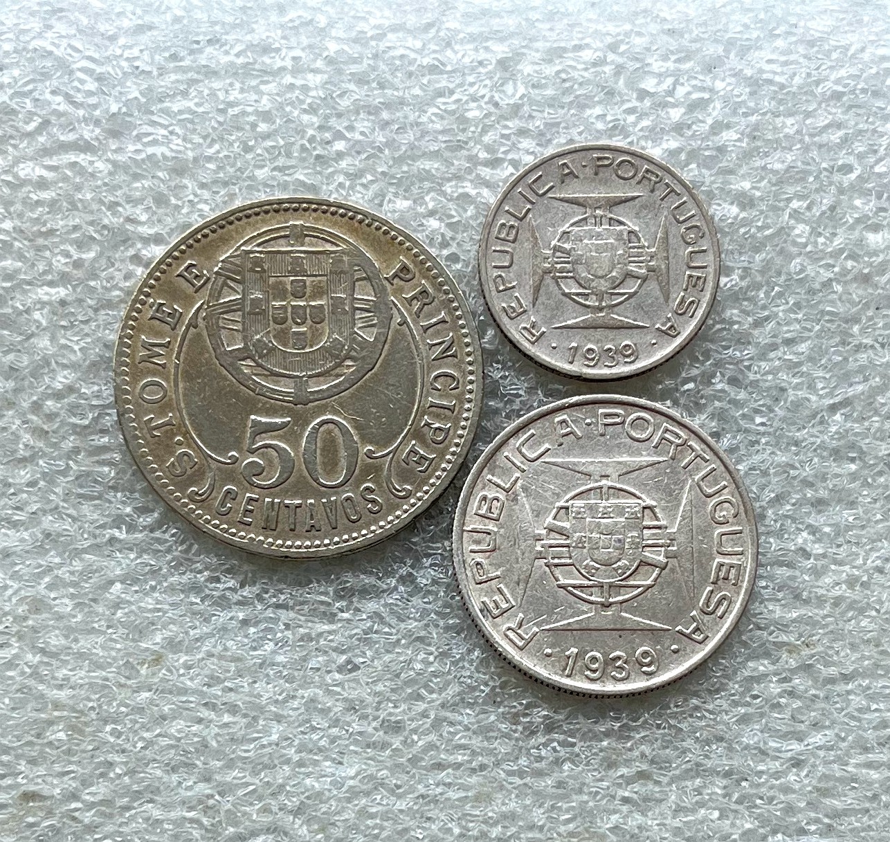 葡属币一批处理、荷兰2S狮子银币、日本/香港/菲律宾评级币，越南胡志明1946年2盾铜币，新疆红钱，朝鲜常平通宝户大当百，日本花钱，北宋铜钱套。彼得堡世界钱币勋章拍卖第62期