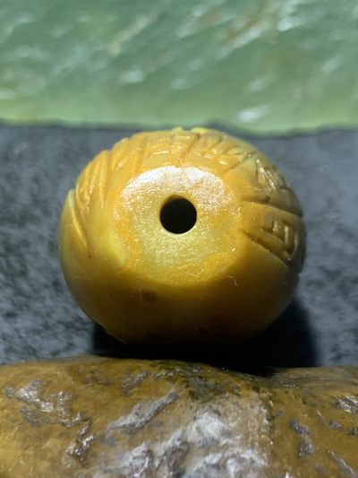 精美亚光战国红玛瑙手工俏色巧雕仿古祥云纹钱币意境勒子一颗！ 精美亚光战国红玛瑙手工俏色巧雕仿古祥云纹钱币意境勒子一颗！