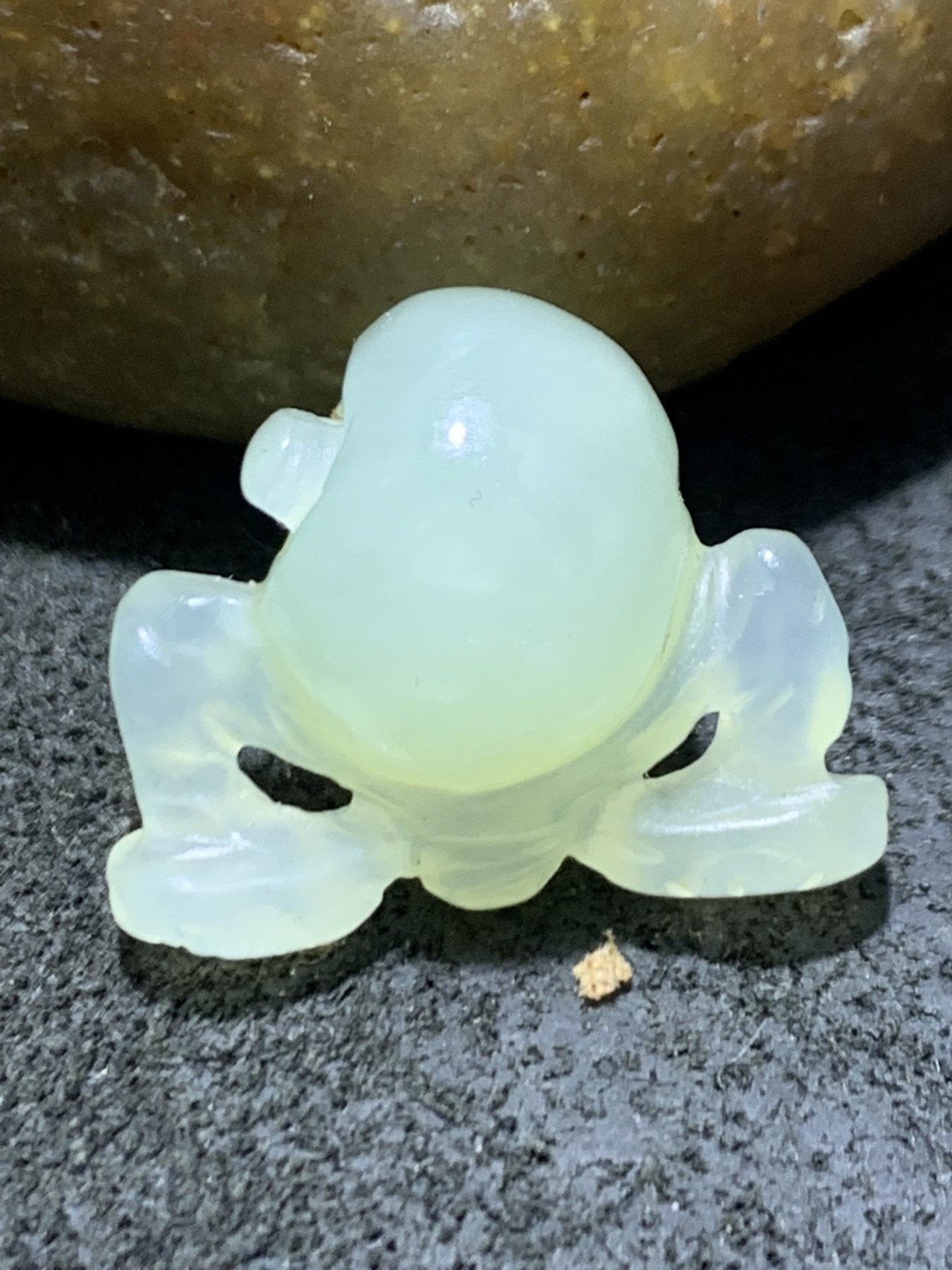 精美岫玉吊坠一个，