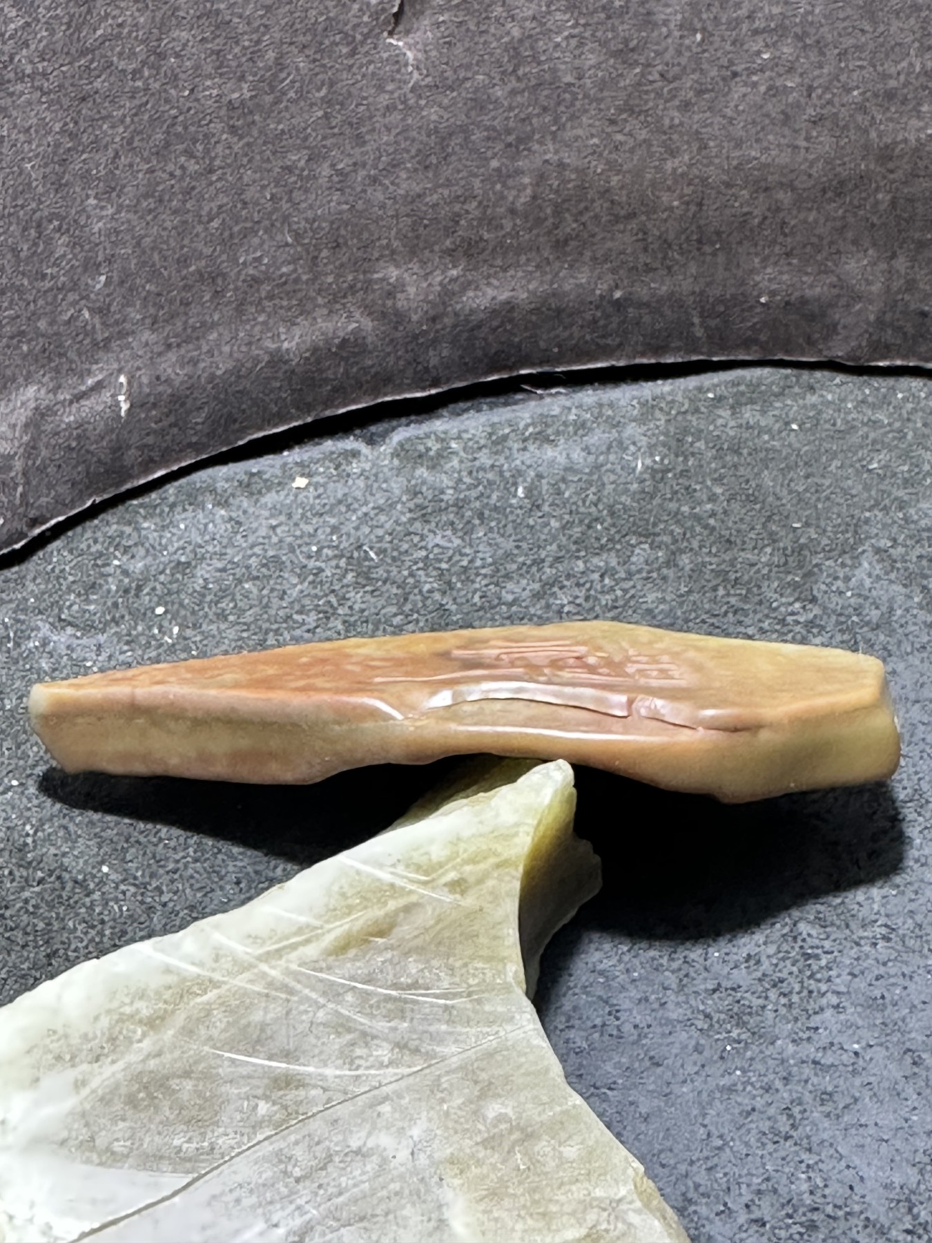 精美戈壁彩玉手工雕刻禅字刀形大吊坠一个！寓意：佛性禅心，
