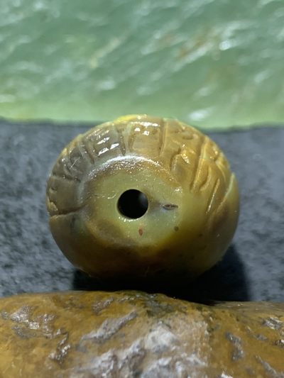 精美亚光战国红玛瑙手工俏色巧雕仿古祥云纹钱币意境勒子一颗！ 精美亚光战国红玛瑙手工俏色巧雕仿古祥云纹钱币意境勒子一颗！