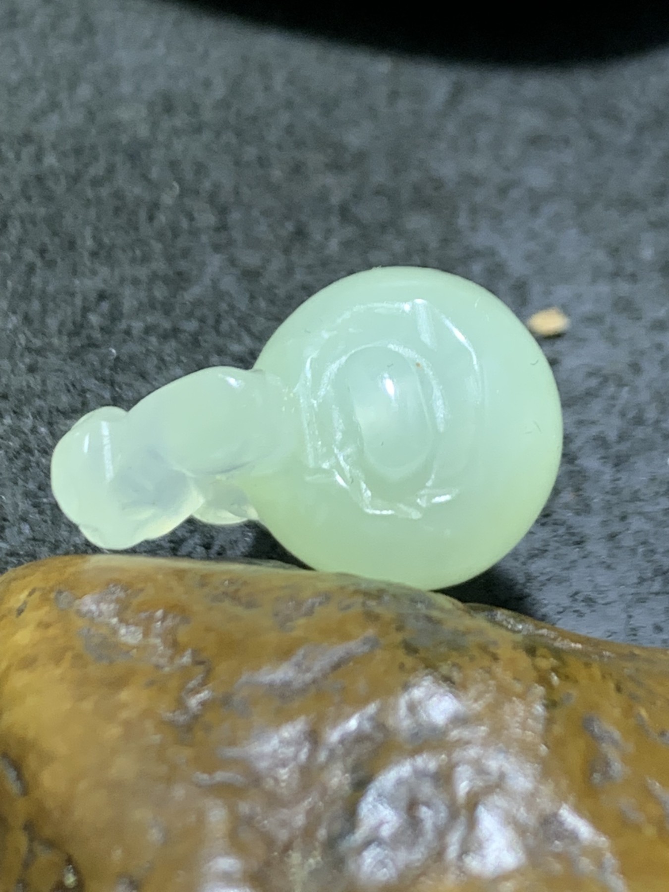 精美岫玉吊坠一个，