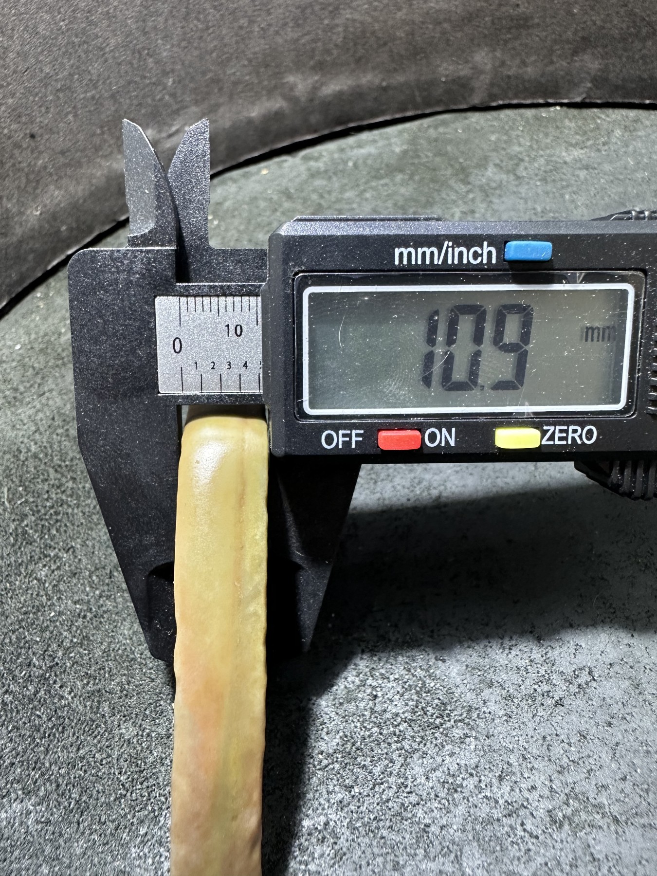精美戈壁彩玉手工雕刻禅字刀形大吊坠一个！寓意：佛性禅心，