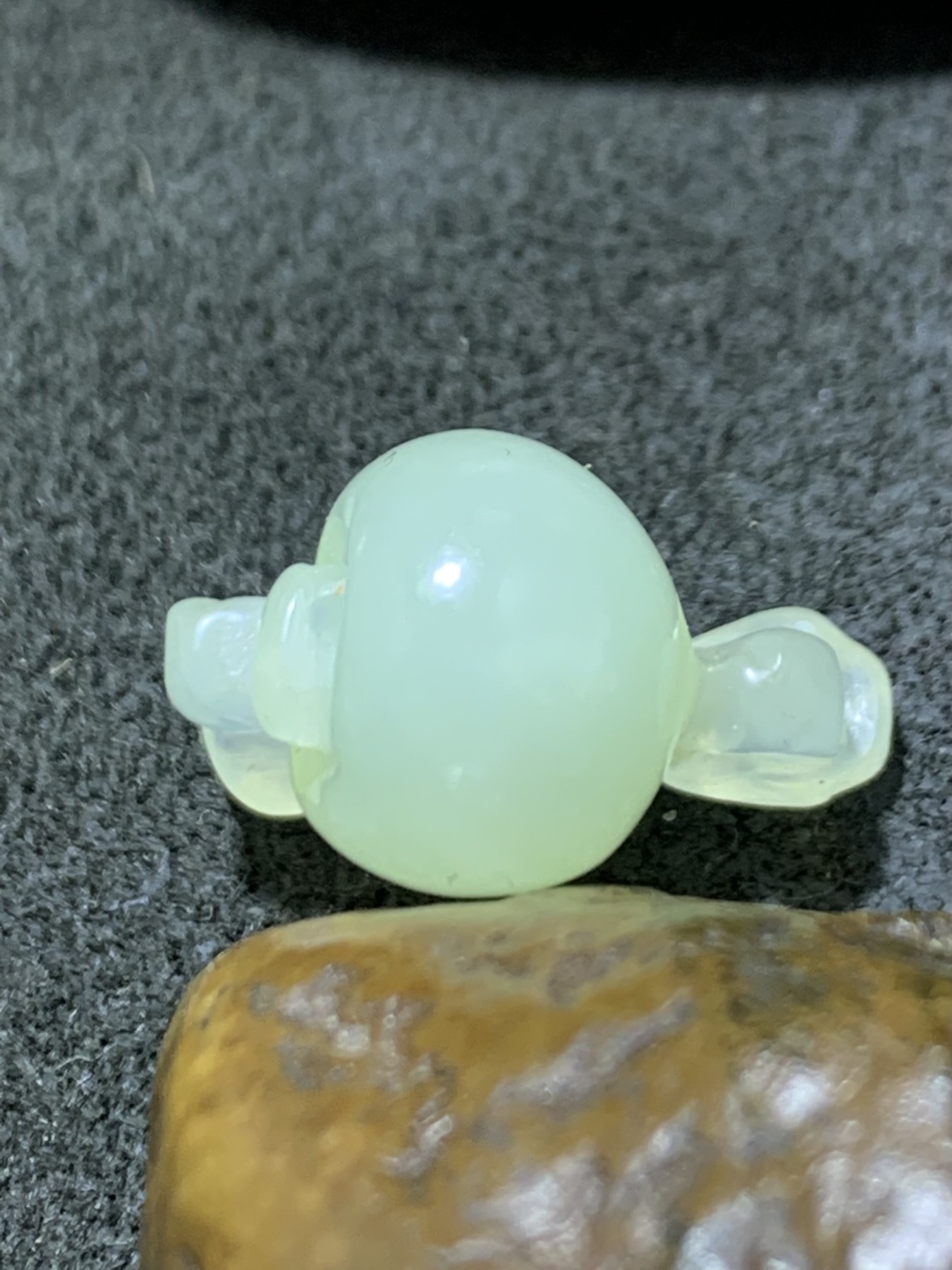 精美岫玉吊坠一个，