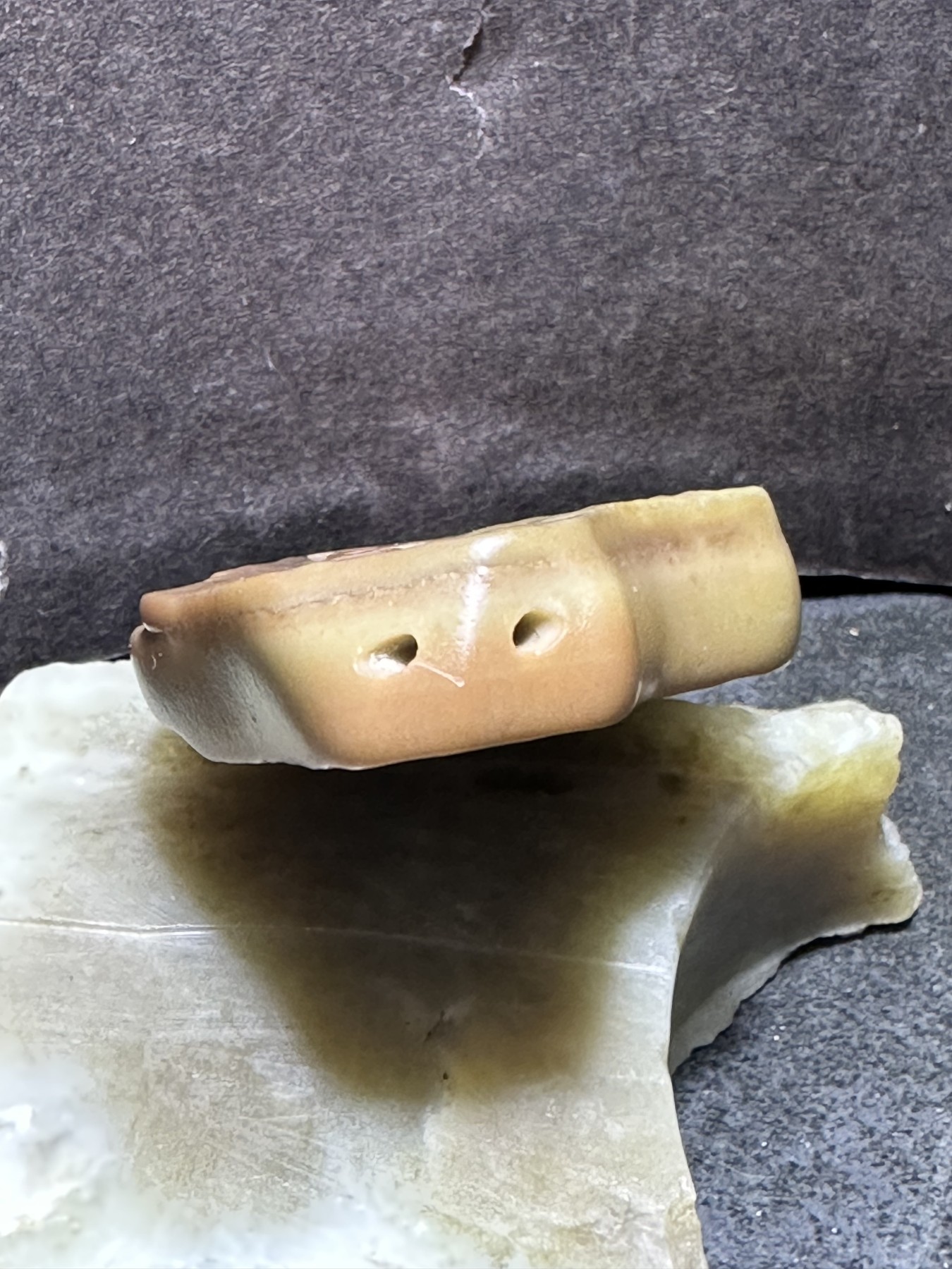 精美戈壁彩玉手工雕刻禅字刀形大吊坠一个！寓意：佛性禅心，