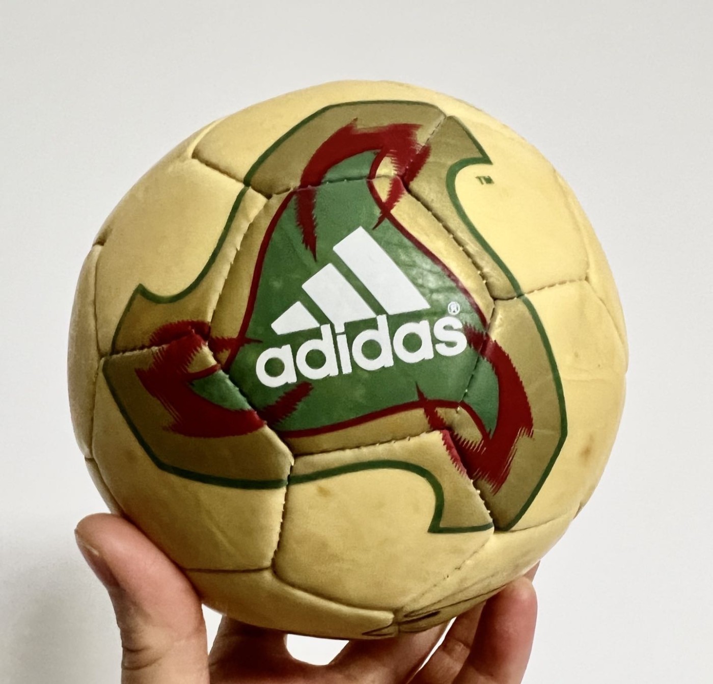 零元拍：外星人罗纳尔多亲签adidas mini飞火流星，除了年头有点长，氧化有些发黄，没有别的问题，绝对绝对好东西！