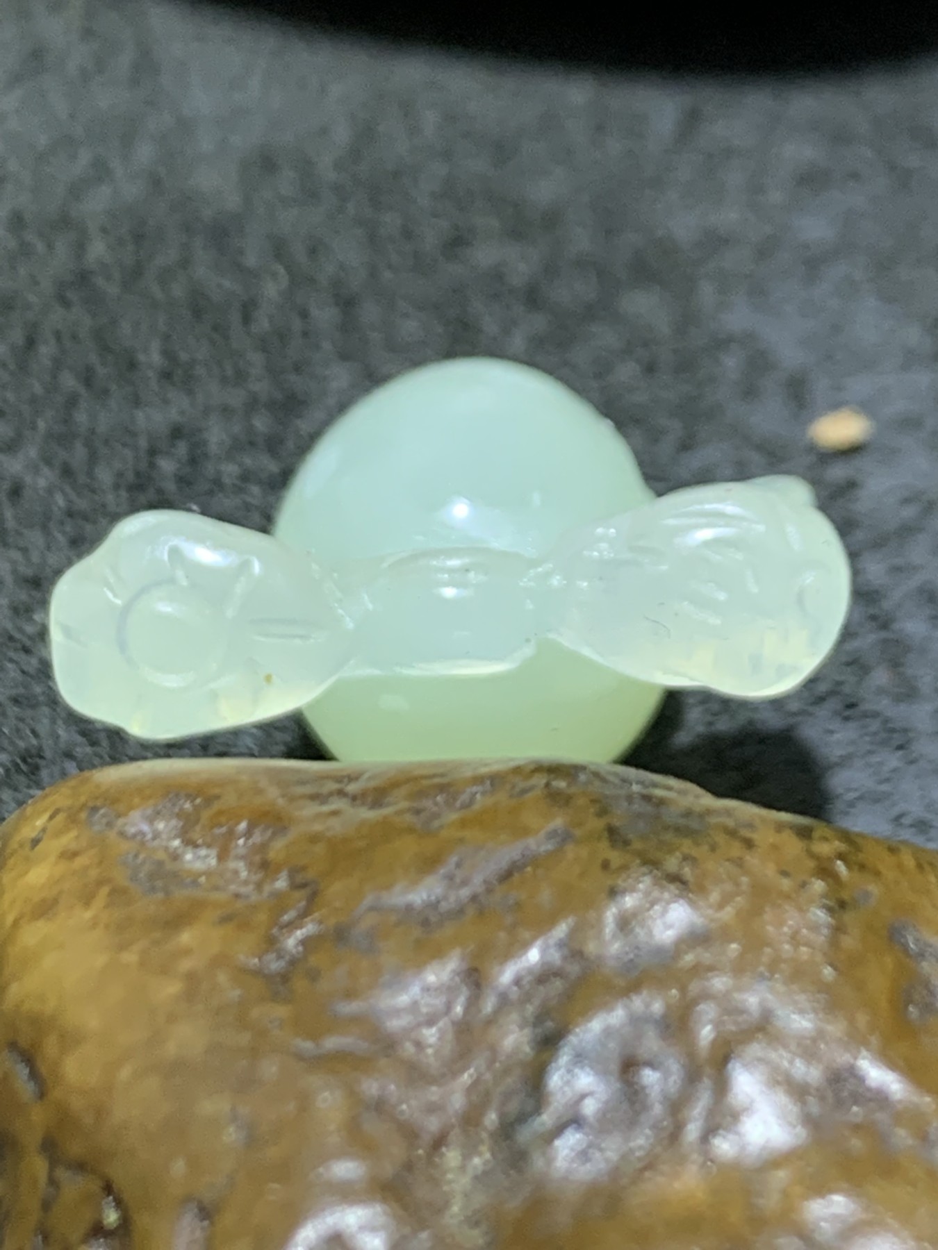 精美岫玉吊坠一个，