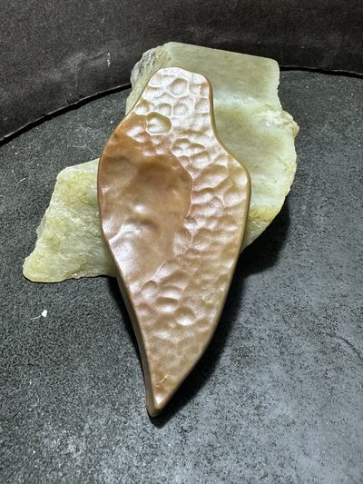 精美戈壁彩玉手工雕刻禅字刀形大吊坠一个！寓意：佛性禅心， 精美戈壁彩玉手工雕刻禅字刀形大吊坠一个！寓意：佛性禅心，