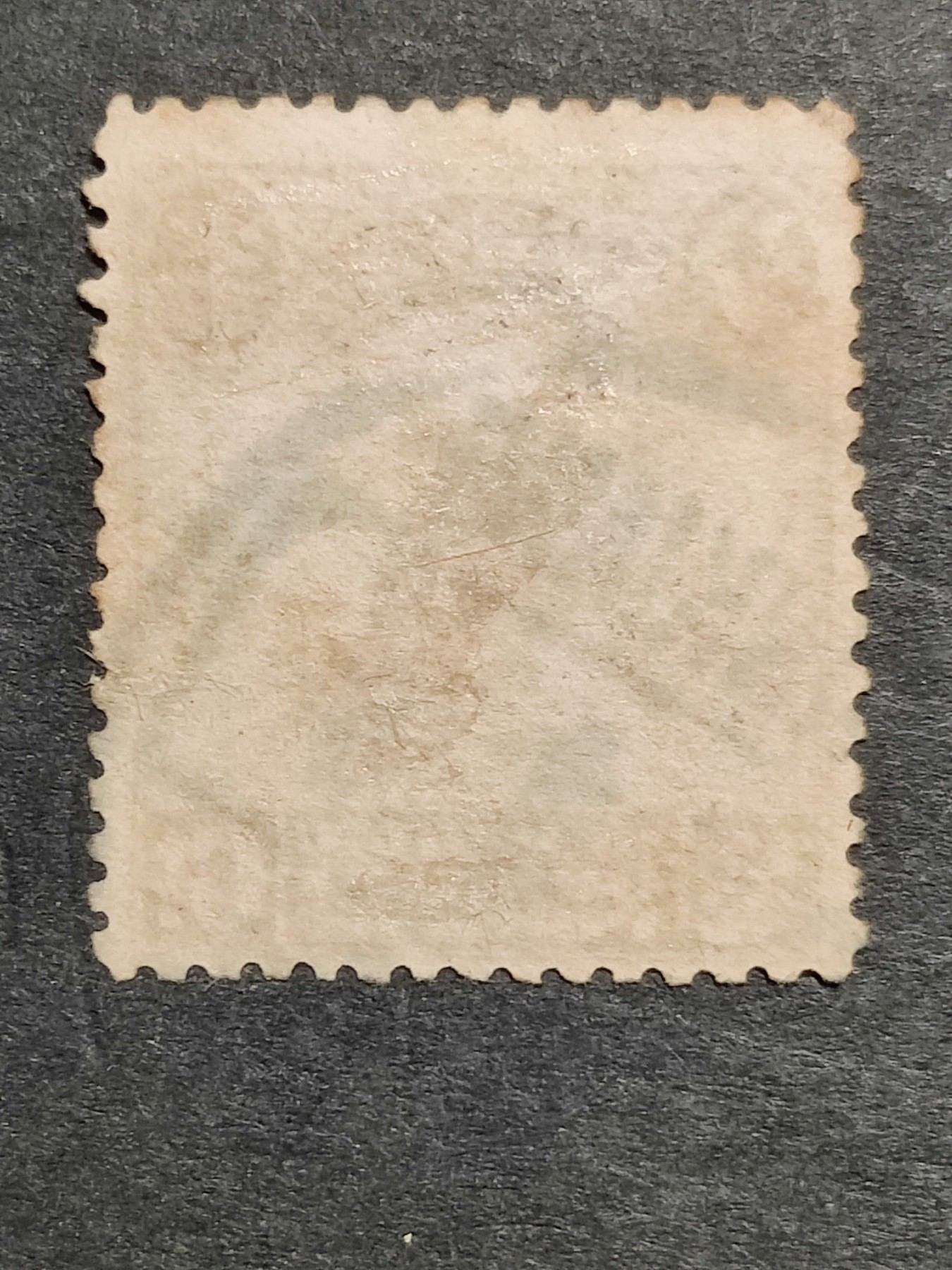 洪涛臻品批发群 精选邮票限时拍卖第三百三十三期  1913年民国第一套正式邮票 【伦敦版帆船半分】 【发行量比清代蟠龙票还少,全套只发行了30万套！】平时你能见到的基本都是北京二版与北京一版,伦敦版比它们太少见！（伦敦版分辨方法图3,北京一版与二版分辨方法见图4。 拍卖捡漏还能学邮识，洪涛拍卖财学双丰收💝）
