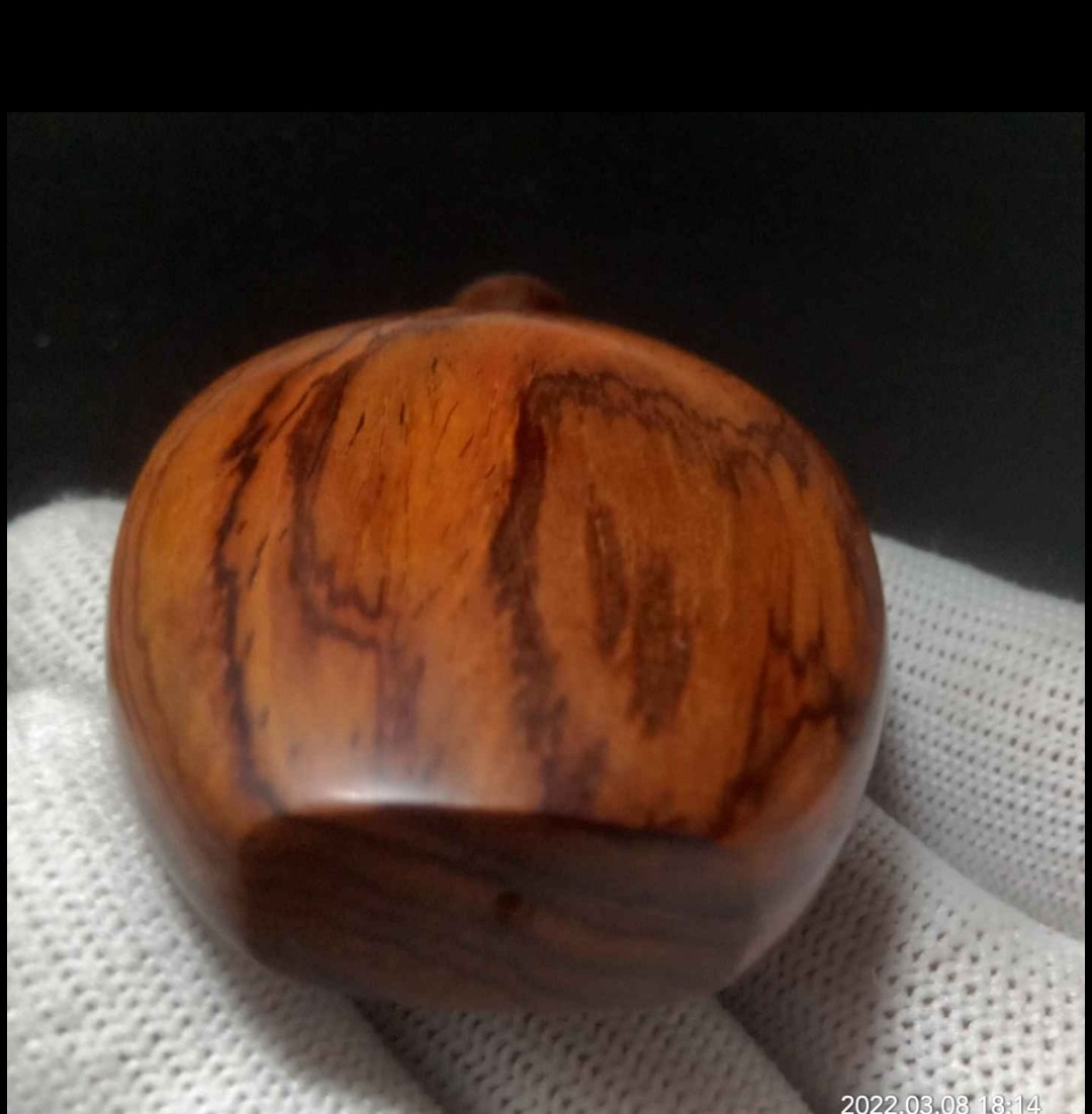 微凹黄檀鼻烟壶