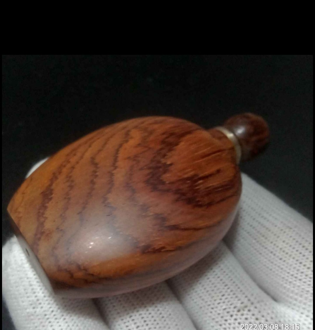 微凹黄檀鼻烟壶