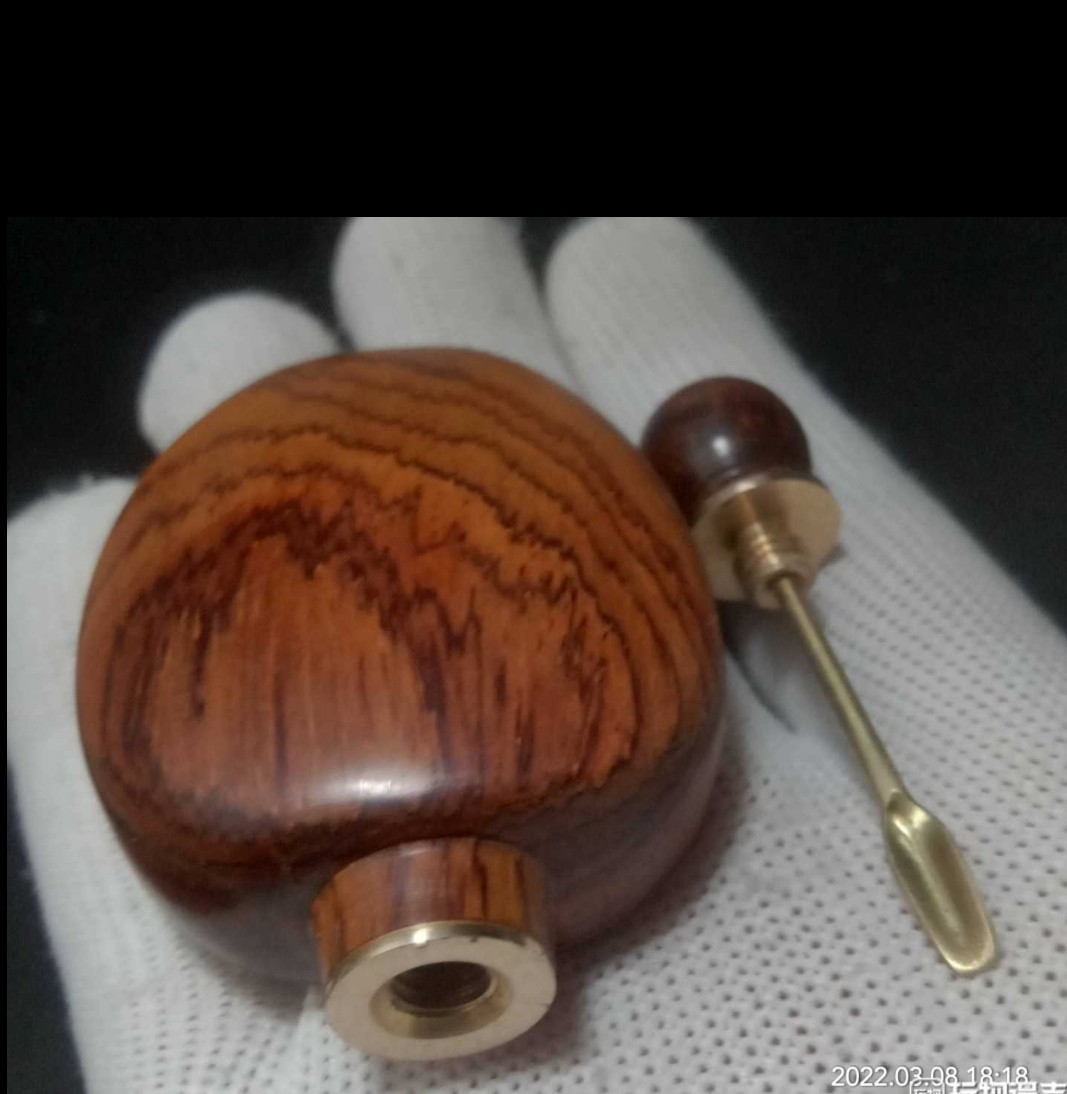 微凹黄檀鼻烟壶