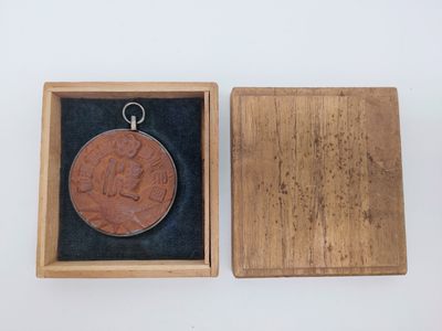 1937年战时健康保险章 南部铁器制作纪念章银镶边，制作精美，历史原品如图带盒 - 1937年战时健康保险章 南部铁器制作纪念章银镶边，制作精美，历史原品如图带盒