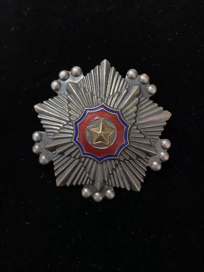 戎马世界章牌大赏第42期（727朝鲜战争停战日纪念专场，7月28日开拍） - 朝鲜三级国旗横别针（6693号）