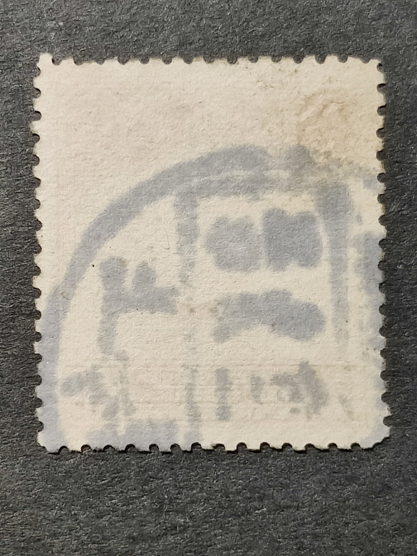 洪涛臻品批发群 精选邮票限时拍卖第三百三十四期  1913年民国第一套正式邮票 【伦敦版帆船1分】 【发行量比清代蟠龙票还少,全套只发行了30万套！】平时你能见到的基本都是北京二版与北京一版,伦敦版比它们太少见！（伦敦版分辨方法图3,北京一版与二版分辨方法见图4。 拍卖捡漏还能学邮识，洪涛拍卖财学双丰收💝）