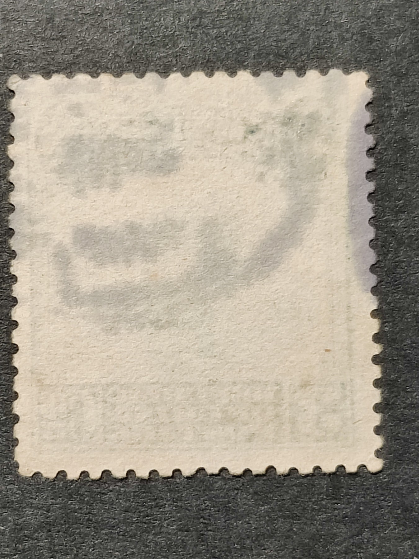 洪涛臻品批发群 精选邮票限时拍卖第三百三十四期  1913年民国第一套正式邮票 【伦敦版帆船3分】 【发行量比清代蟠龙票还少,全套只发行了30万套！】平时你能见到的基本都是北京二版与北京一版,伦敦版比它们太少见！（伦敦版分辨方法图3,北京一版与二版分辨方法见图4。 拍卖捡漏还能学邮识，洪涛拍卖财学双丰收💝）