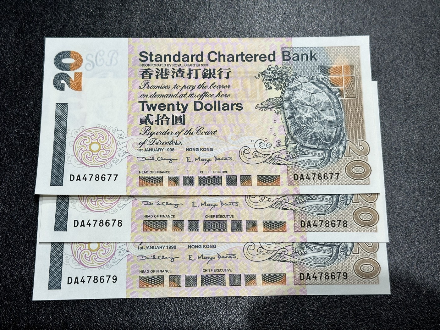 《外钞收藏家》第二百八十七期 1998年香港渣打银行20元 3张一起连号 少量潮 角轻微瑕疵