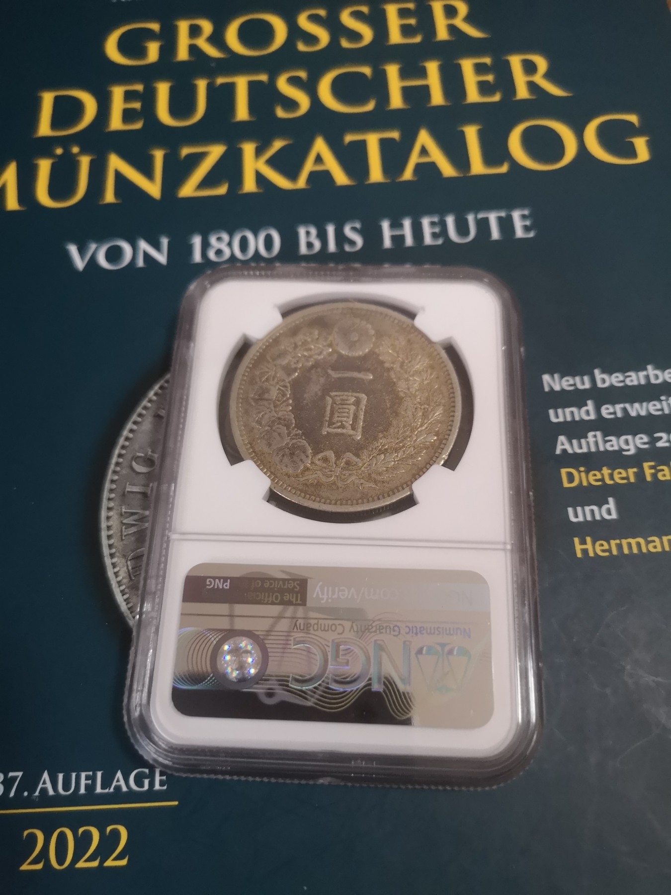 长老汇第22场精品币拍卖 1882日本明治15年日龙一元银币，NGC评级，AU品相，金色包浆
