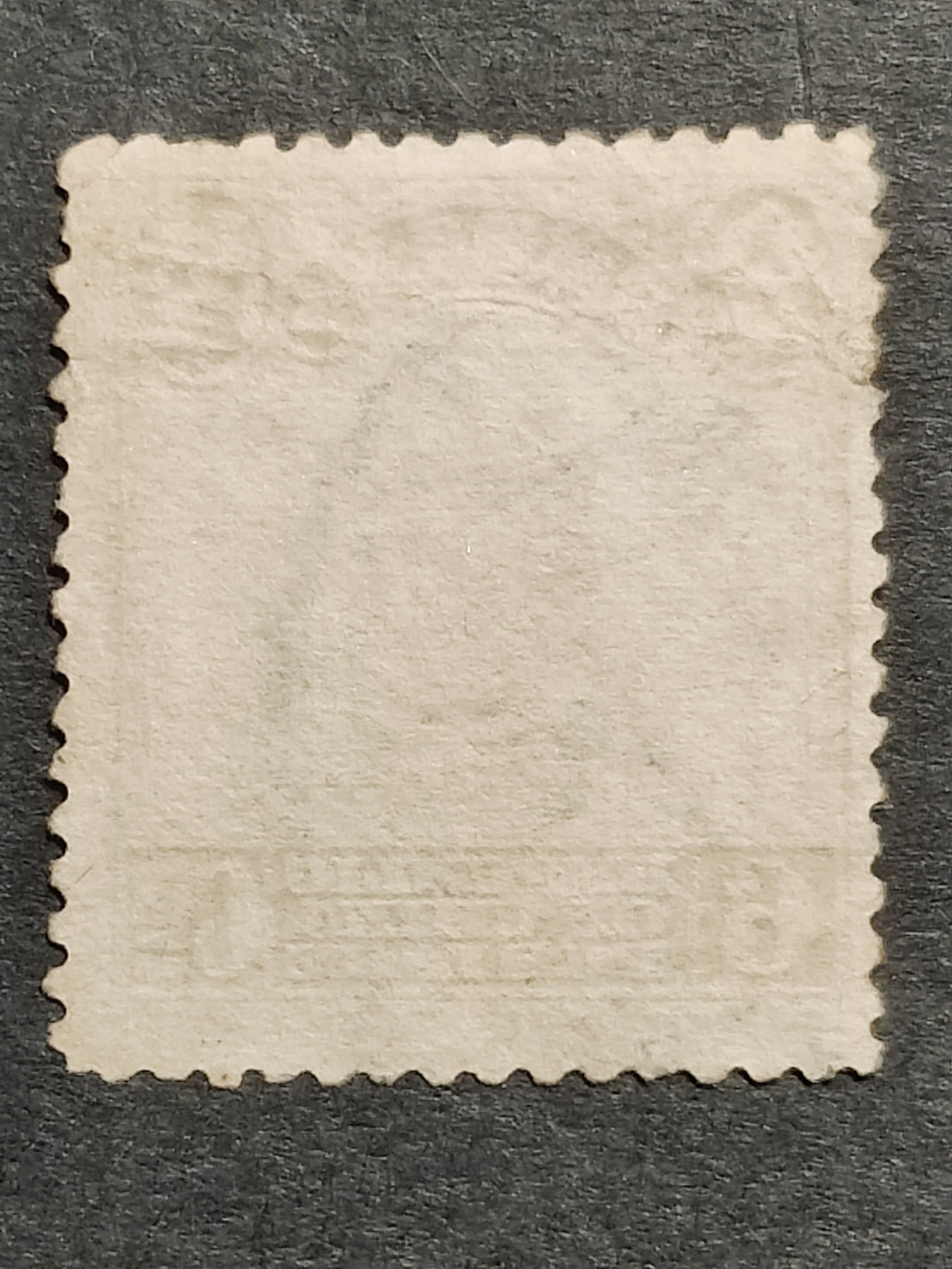 洪涛臻品批发群 精选邮票限时拍卖第三百三十五期  1913年民国第一套正式邮票 【伦敦版帆船--灰6分, 发行量跟高值5元印刷量几乎一致,很少】 【发行量比清代蟠龙票还少,全套只发行了30万套！】平时你能见到的基本都是北京二版与北京一版,伦敦版比它们太少见！（伦敦版分辨方法图3,北京一版与二版分辨方法见图4。 拍卖捡漏还能学邮识，洪涛拍卖财学双丰收💝）