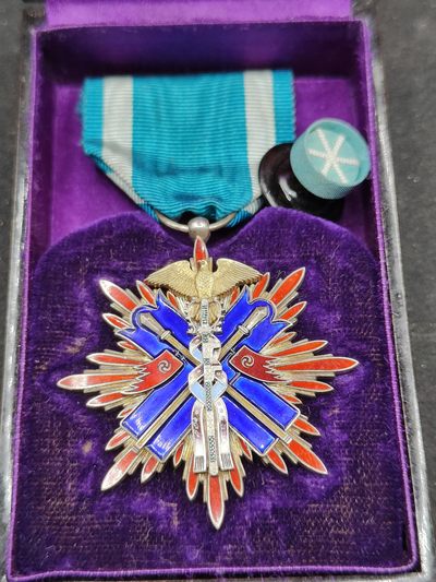 全场0元起拍 第76期 咸鱼国勋章拍卖专场 7月26日（周三）下午6：00开始 - 明治时期 五级金鸱章 银制带盒略 珐琅无损