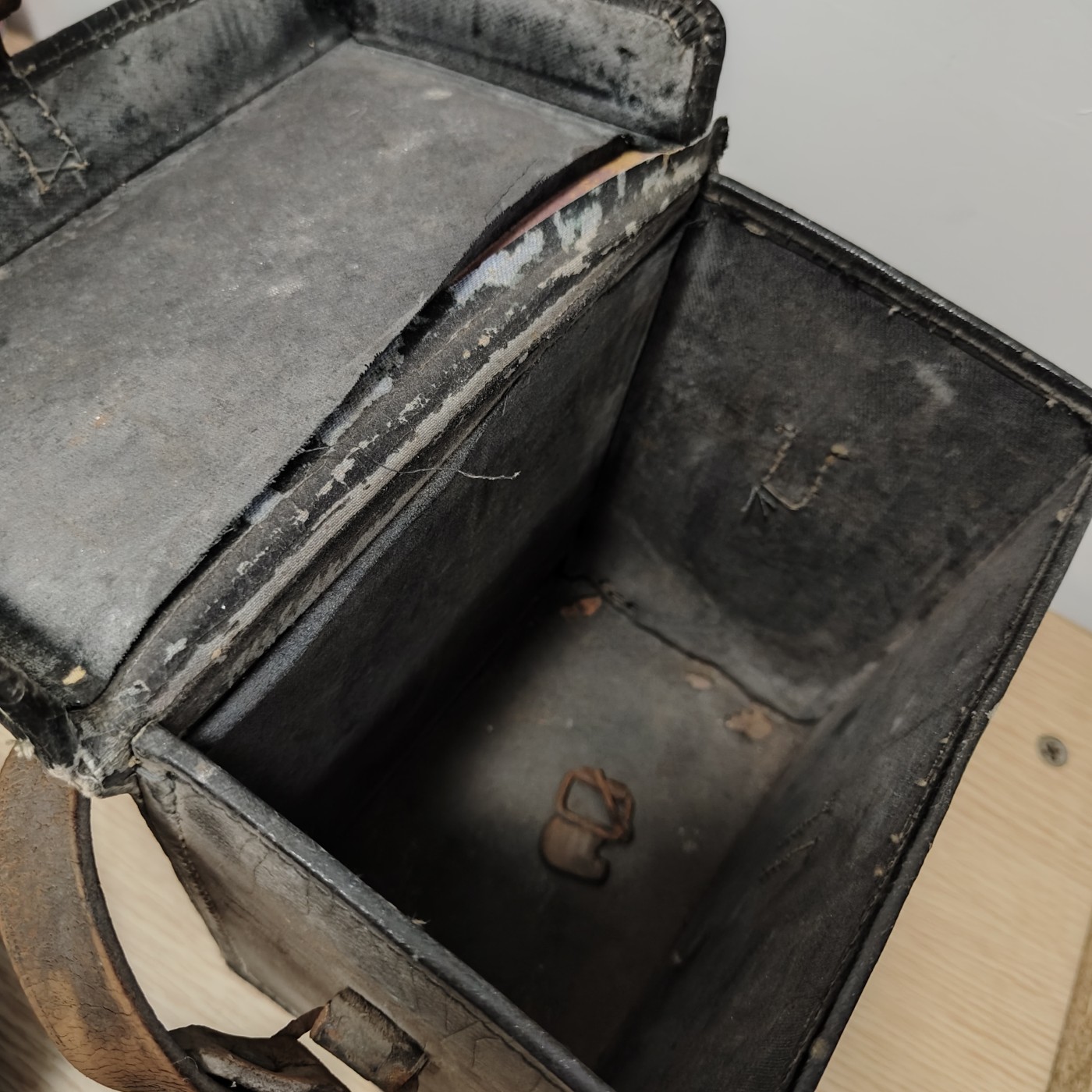 全场0元起拍 第76期 咸鱼国勋章拍卖专场 7月26日（周三）下午6：00开始 日本战前皮盒子