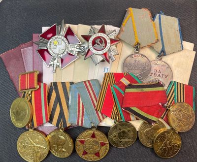 商都徽章拍卖第2期 - 苏联乌克兰三级博格丹勋章 战功勇敢852卫国战德列百周年建军套章 共12章16证