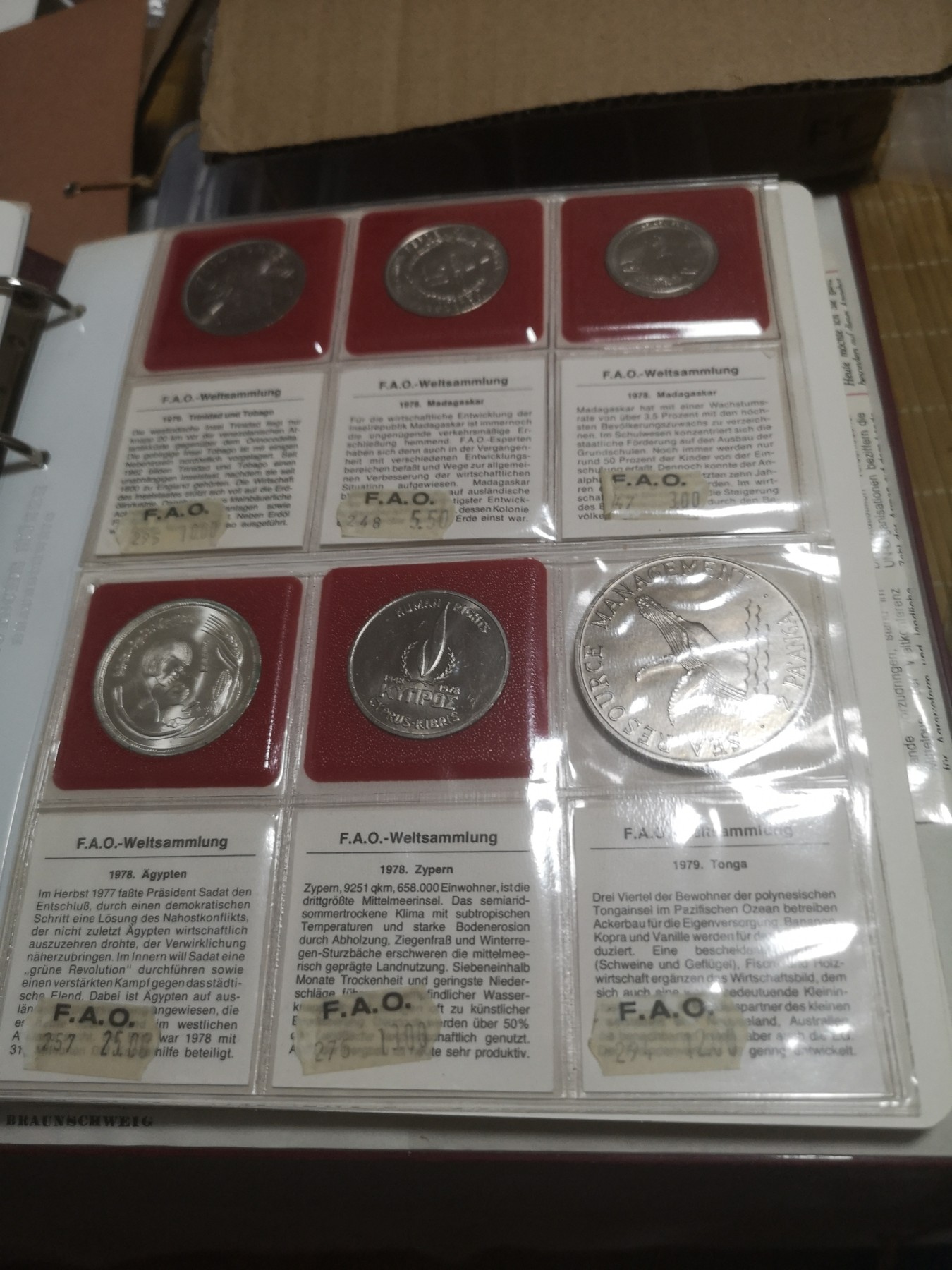 长老汇第22场FAO拍卖 FAO官方钱币收藏册，含汤加2枚金币和2枚长方形饼干币等49枚，5银2金，保存非常好！
