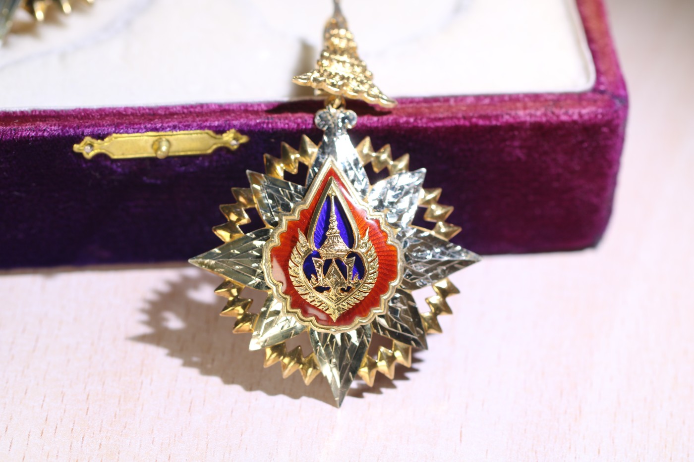 大猫徽章拍卖第229期 泰国大军官级皇冠勋章 