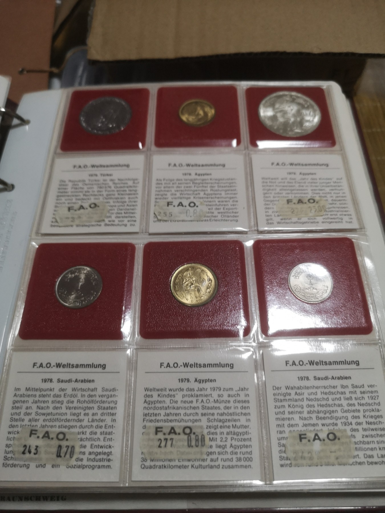 长老汇第22场FAO拍卖 FAO官方钱币收藏册，含汤加2枚金币和2枚长方形饼干币等49枚，5银2金，保存非常好！
