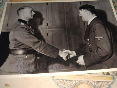 荷兰勋赏制服拍卖第58期 - 二战nc德国党卫军阿道夫·洗头佬警卫旗师师长库姆受到元首接见握手题材，战后签名照加提语。