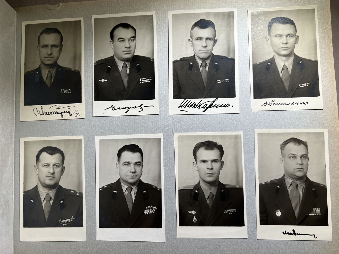 大猫徽章拍卖第229期 苏联斯大林装甲兵学院相册。属于巴里施尼科夫，1958年于莫斯科。内含学院、历任院长照片、大量该校军官学员照片合影及签名，是非常珍贵的史料。该校校友包含崔可夫、索科洛夫等一众声名显赫的将领。