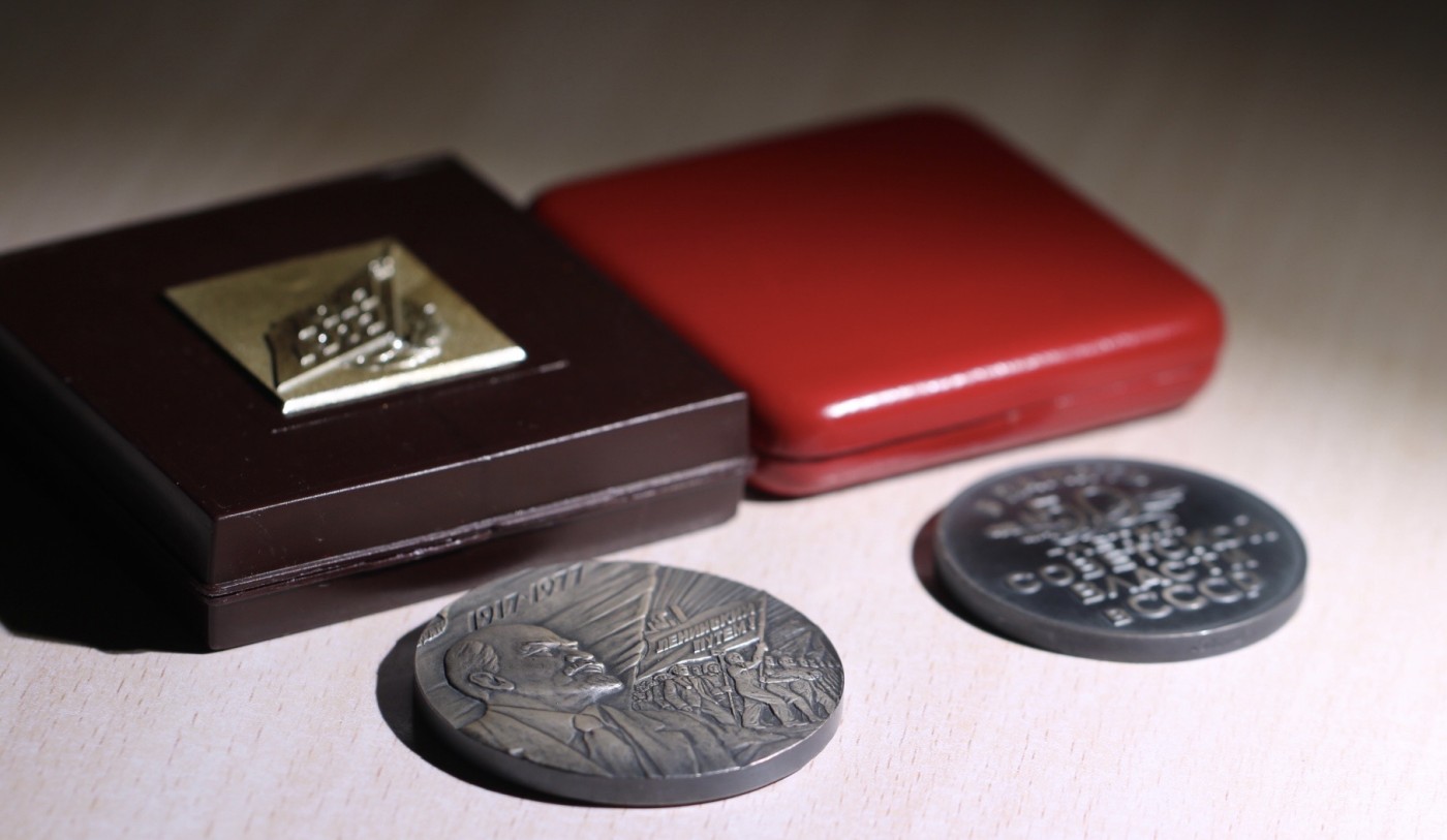 大猫徽章拍卖第229期 苏联十月革命50 60周年纪念章原盒一组 全品 50周年银 60周年铜镀银