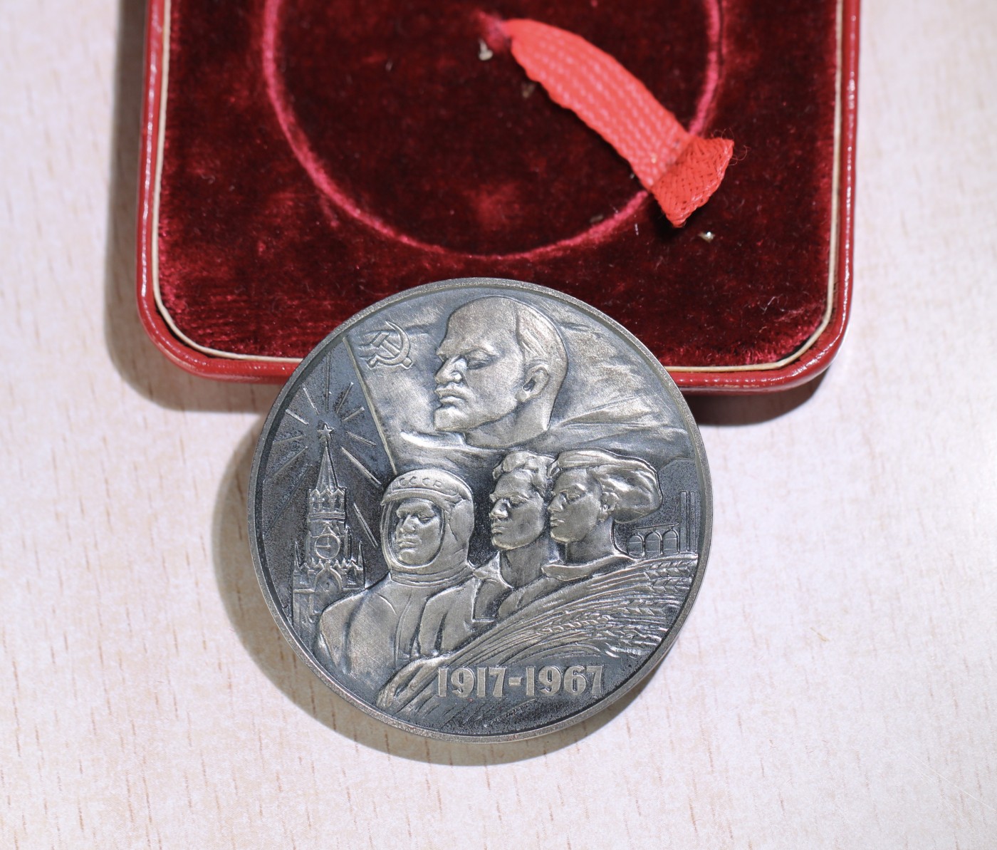 大猫徽章拍卖第229期 苏联十月革命50 60周年纪念章原盒一组 全品 50周年银 60周年铜镀银