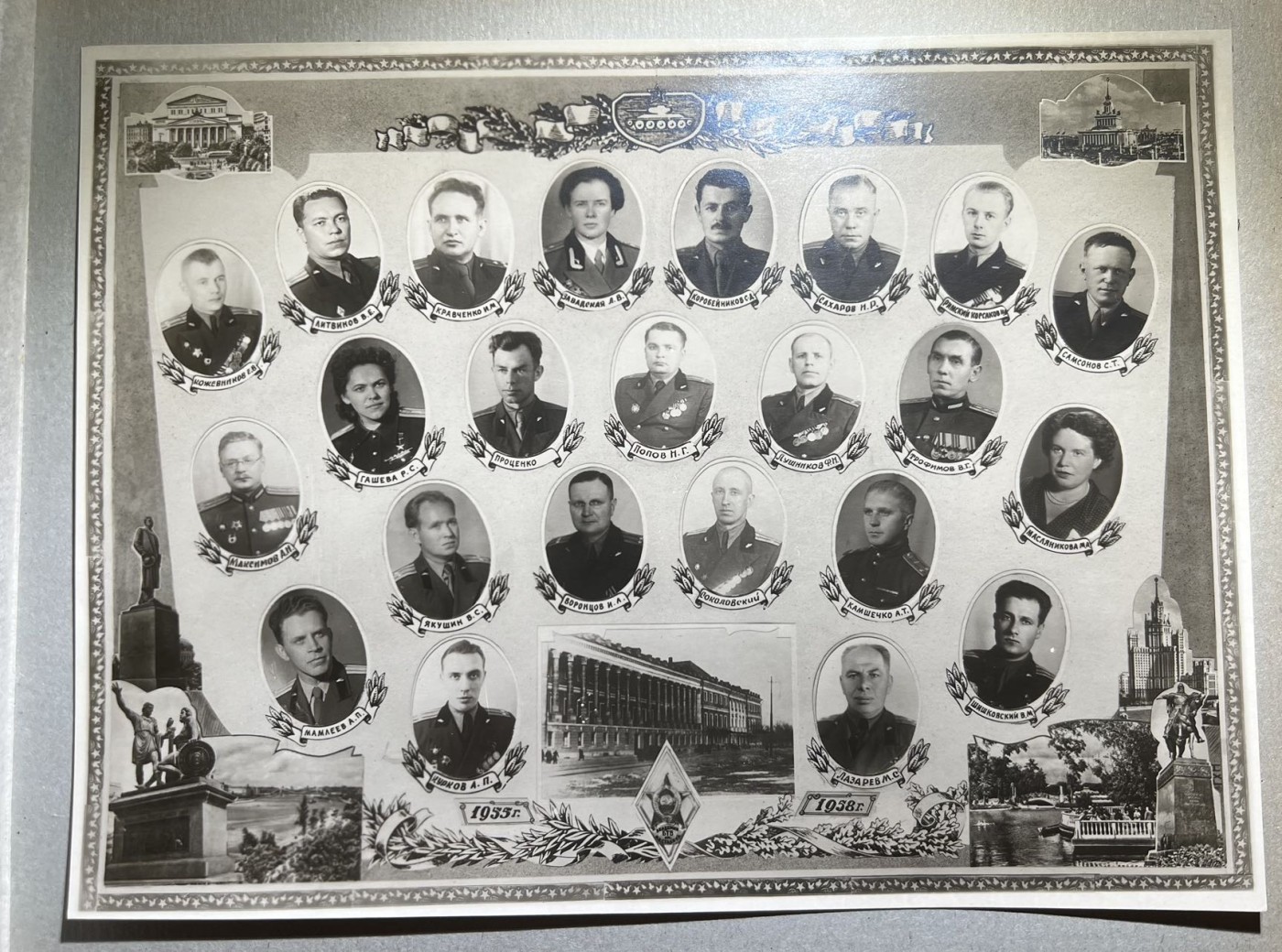 大猫徽章拍卖第229期 苏联斯大林装甲兵学院相册。属于巴里施尼科夫，1958年于莫斯科。内含学院、历任院长照片、大量该校军官学员照片合影及签名，是非常珍贵的史料。该校校友包含崔可夫、索科洛夫等一众声名显赫的将领。