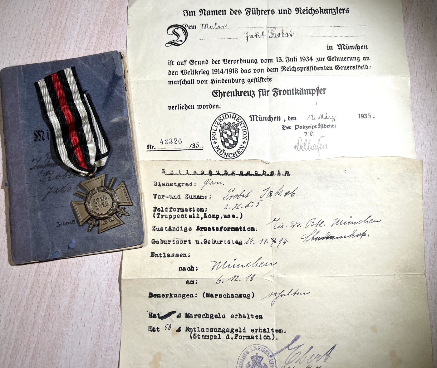 大猫徽章拍卖第229期 兴登堡证章一组 带得主原照片一张 