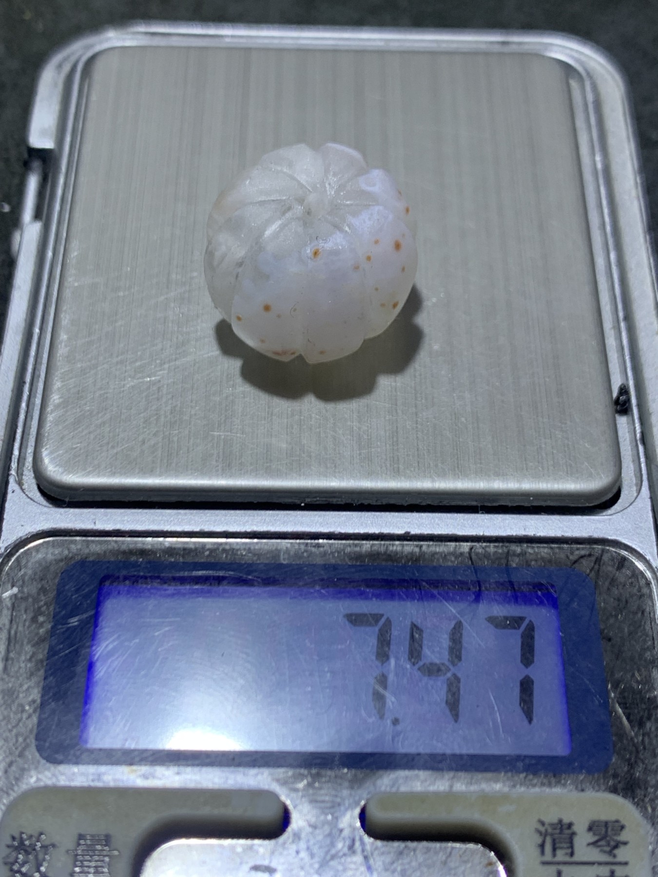 精美亚光满冰飘糖心料朱砂点战国红玛瑙手工雕刻八瓣平头瓜珠一颗！