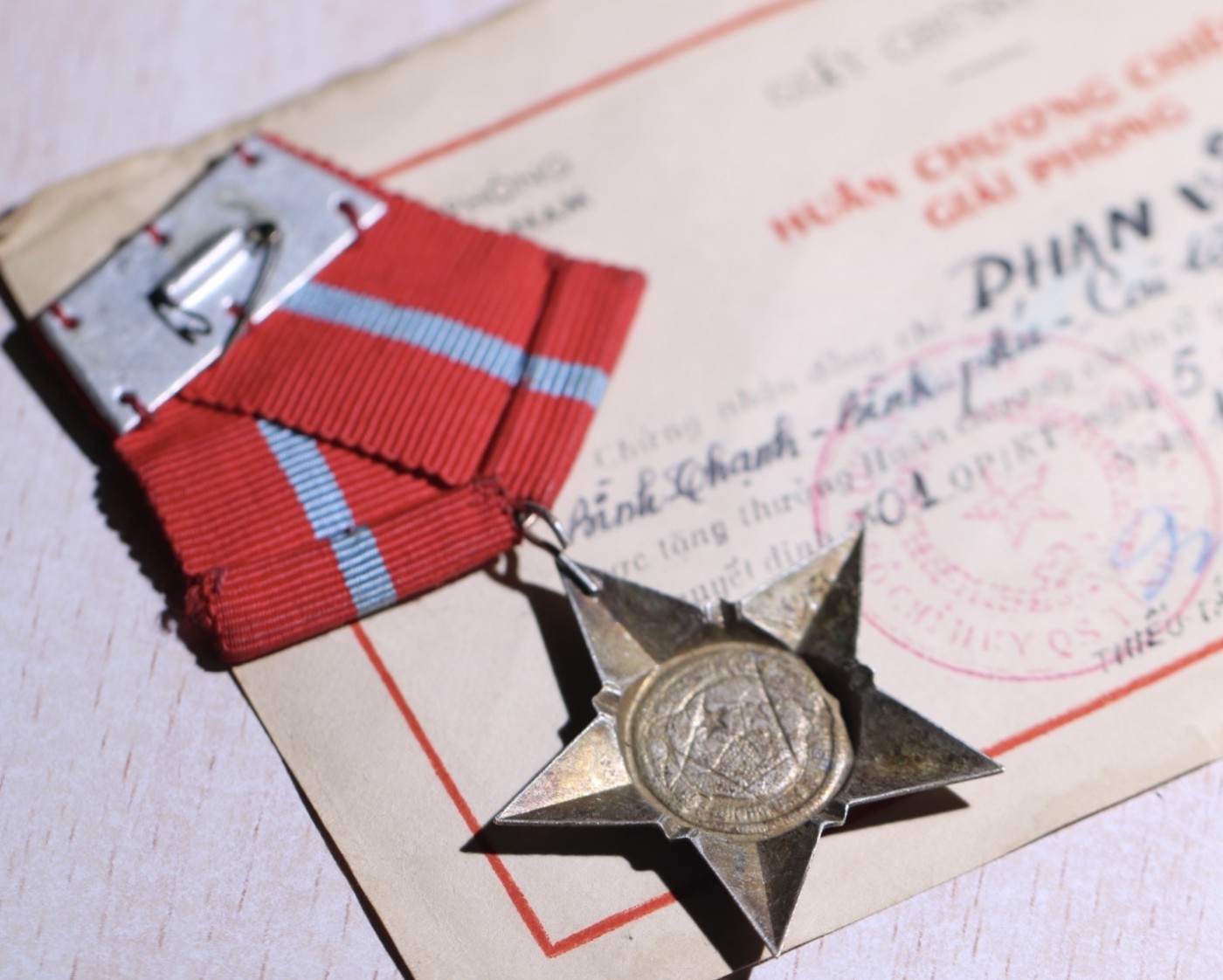 大猫徽章拍卖第229期 越南🇻🇳三级解放战士勋章 带证 银