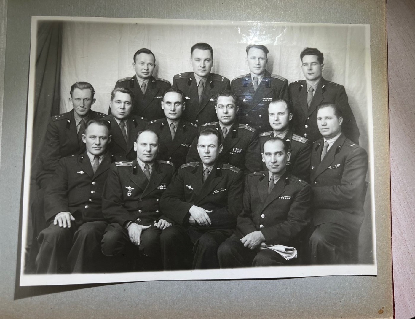 大猫徽章拍卖第229期 苏联斯大林装甲兵学院相册。属于巴里施尼科夫，1958年于莫斯科。内含学院、历任院长照片、大量该校军官学员照片合影及签名，是非常珍贵的史料。该校校友包含崔可夫、索科洛夫等一众声名显赫的将领。